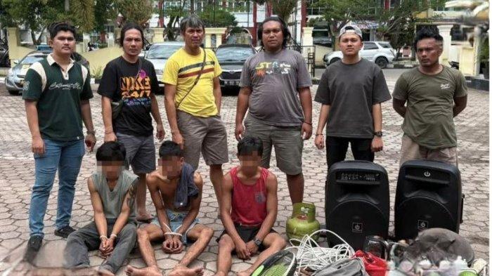 3 PENCURI DIAMANKAN - Satuan Reserse Kriminal (Satreskrim) Polres Pesisir Selatan mengamankan tiga pria yang diduga terlibat dalam serangkaian kasus pencurian di wilayah Kecamatan IV Jurai, Kabupaten Pesisir Selatan, Sumatera Barat. Barang bukti yang diamankan antara lain satu tabung LPG 3 kg, satu gulungan kabel, satu mesin potong kayu, dua mesin bor, satu mesin gerinda, satu alat pemanas air, satu hardisk, satu kipas angin dinding, satu gergaji kayu, satu jam dinding, satu infokus dan dua speaker.