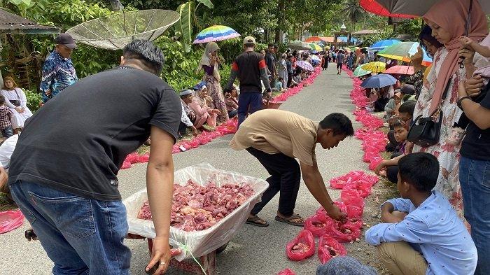 Warga sedang menanti daging kurban di tradisi manampuang di Jorong Sitingkai, Nagari Koto Rantang, Kecamatan Palupuh, Kabupaten Agam, Sumatera Barat (Sumbar), Kamis (29/6/2023).