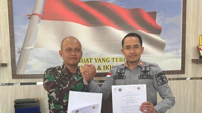 PENANDATANGANAN KERJASAMA - Dandim 0306/Lima Puluh Kota bersama Kalapas Suliki saat melakukan penandatanganan MoU beberapa waktu lalu. MoU tersebut dilaksanakan sebagai bentuk kerjasama dalam bidang keamanan dan ketertiban.