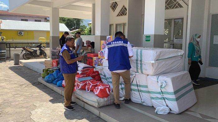 Bantuan berdatangan untuk korban kebakaran yang terdapat di Masjid At Taubah Jalan Wisma Utama Utama Raya, Parak Laweh Pulau Air Nan XX, Kecamatan Lubuk Begalung, Kota Padang, Sumatera Barat, Selasa (29/10/2024).