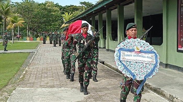 Jajaran TNI Korem 181/Praja Vira Tama saat upacara pelepasan Jenazah Kopda Hendrianto di Batalyon Infanteri Raider Khusus 762/Vira Yudha Sakti Sorong, Papua Barat Daya, Selasa (26/12/2023).