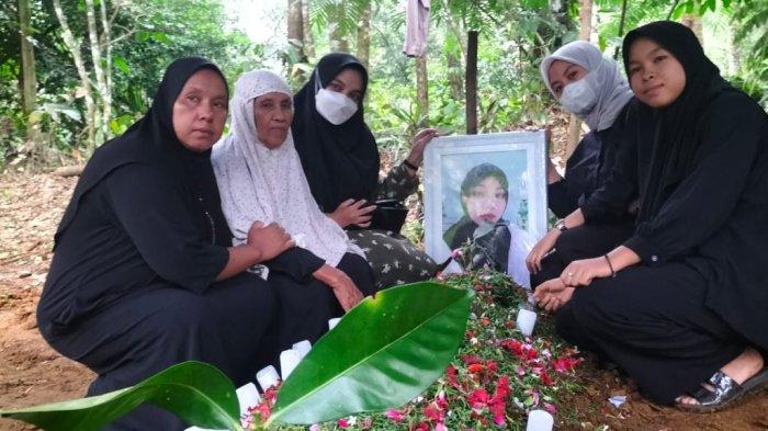 Ibu, nenek, adik perempuan dan saudara Josi Putri Cahyani (dari kiri ke kanan), WNI asal Aur Malintang Selatan, Padang Pariaman, Sumatera Barat yang jadi korban pembunuhan di Jepang memegangi pas foto Josi setelah pemakamannya, Kamis (19/10/2023).