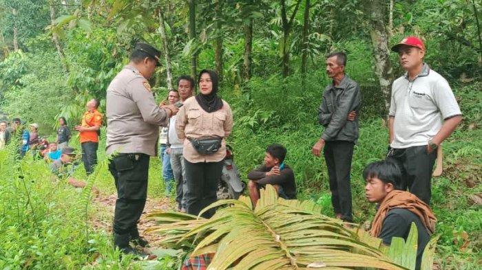 EVAKUASI JASAD LELAKI - Kabid Kedaruratan dan Logistik BPBD Pasaman Desrianti bersama Kapolsek Bonjol saat di lokasi penemuan korban sebelum dievakuasi ke Puskesmas Bonjol, Kabupaten Pasaman Provinsi Sumatera Barat (Sumbar) pada Sabtu (31/5/2025) pagi.