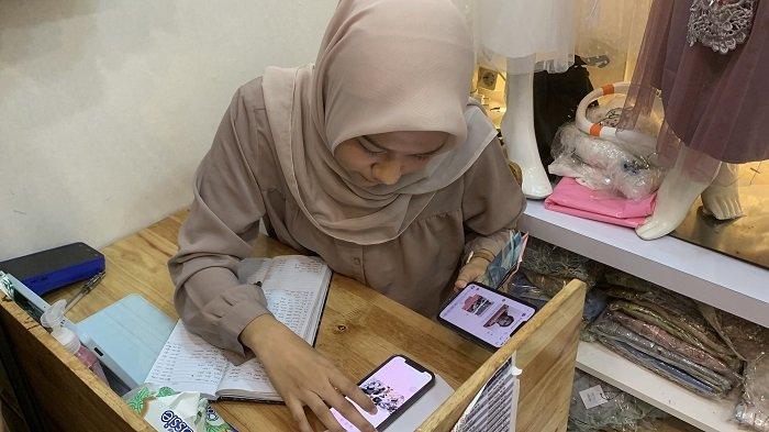 PENCURIAN BAJU: Karyawan toko pada saat memperlihatkan hasil rekaman kamera CCTV di tokonya Gedung Fase VII Pasar Raya Padang, Kecamatan Padang Barat, Kota Padang, Provinsi Sumatera Barat, Selasa (18/3/2025).  Pelaku menutupi sebagian badannya dengan pakaian ditangannya dan pakaian yang di dalam plastik dimasukkan ke dalam tasnya yang berwarna putih.