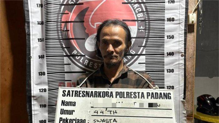 PENYALAHGUNAAN NARKOTIKA- Pelaku inisial E (44) saat diamankan ke Mapolresta Padang, Rabu (9/7/2025). Inisial E diamankan karena terlibat kasus pencurian dan peredaran narkotika.