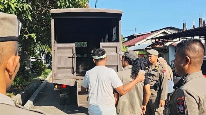 PENGAMANAN PELAKU PUNGLI- Petugas Satpol PP Kota Padang mengamankan seorang pemuda yang diduga melakukan pungutan liar (pungli) saat Car Free Day (CFD) di kawasan Jalan Sudirman, Kota Padang, Provinsi Sumatera Barat, Minggu (27/7/2025) pagi. Pemuda tersebut langsung digiring ke Mako Satpol PP untuk pendataan dan pembinaan.