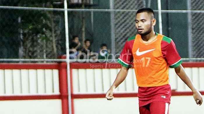 Pemain sayap Timnas U-23 Indonesia, Saddil Ramdani melakukan pemanasan saat hendak diturunkan dalam laga uji coba melawan Timnas U-23 Thailand di Stadion PTIK, Jakarta Selatan, Kamis (31/5/2018).
