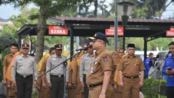 Sekretaris Daerah Kota Padang Andree Algamar bertindak selaku pembina Apel Pagi di lingkungan Balaikota Padang, Aie Pacah, Senin 15 Januari 2024.
