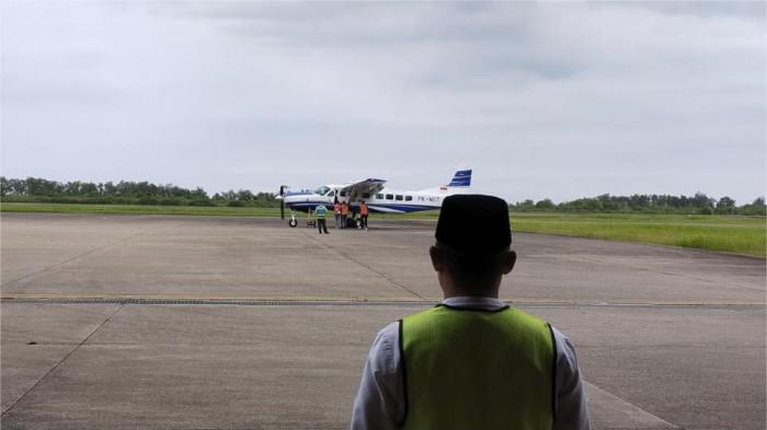 KEBAKARAN HUTAN DAN LAHAN - Penampakan pesawat jenis Ceesna yang akan berangkat ke Kabupaten Lima Puluh Kota dan Solok untuk tangani kebakaran hutan dan lahan di Bandara Internasional Minangkabau (BIM), Jumat (25/7/2025). Kabid Kedaruratan dan Logistik BPBD Sumbar, Fajar Sukma, sebut pesawat jenis Cessna sudah berangkat pukul 11:00 WIB untuk penanganan titik karhutla di dua kabupaten di Sumbar.