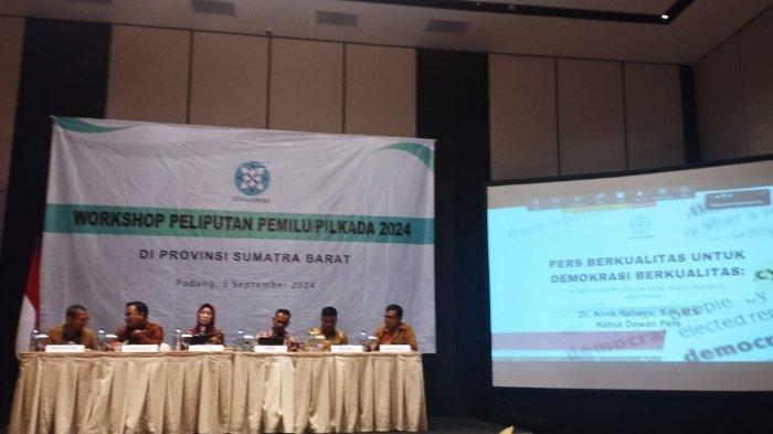 Dewan Pers menggelar workshop yang diikuti oleh Pemimpin Redaksi media cetak, televisi, elektonik dan media online se Sumatera Barat.
Narasumbernya dari KPU Sumbar, KPID Sumbar, Bawaslu Sumbar, Dewan Pers dan praktisi data pemilu di Hotel Santika Premiere Padang, Kamis (5/9/2024).