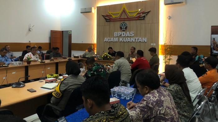 rapat evaluasi penanganan karhutla di Kantor BPDAS Agam 24/7/2025