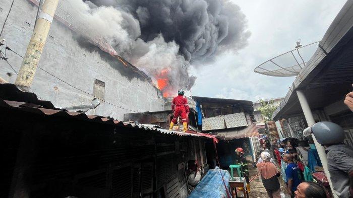 Petugas Damkar saat berusaha memadamkan kebakaran di Pasar Raya Padang, Blok A, Kecamatan Padang Barat, Kota Padang pada Selasa (7/5/2024).