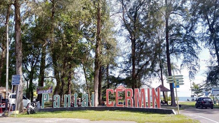 Kondisi Pantai Cermin Kota Pariaman, Provinsi Sumatera Barat (Sumbar), yang ramai pengunjung saat momentum liburan.