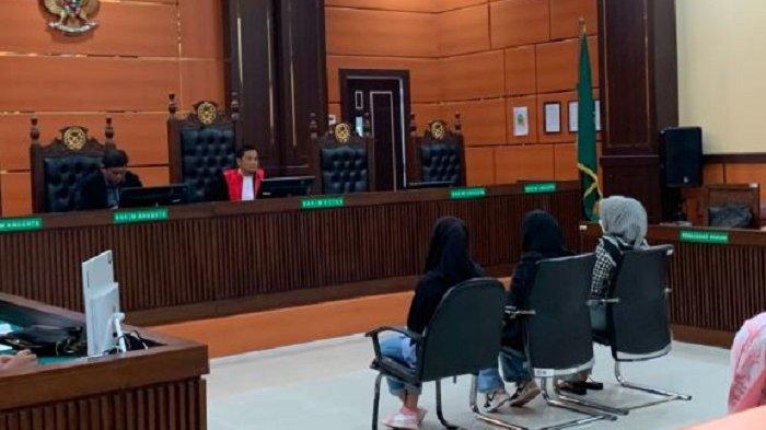 Pelaku tindak pidana penganiayaan kucing mengikuti sidang tindak pidana ringan di Pengadilan Negeri Padang, Kamis (7/9/2023). Sebelumnya, aksi 3 wanita ini sempat viral akibat cecoki kucing dengan minuman keras