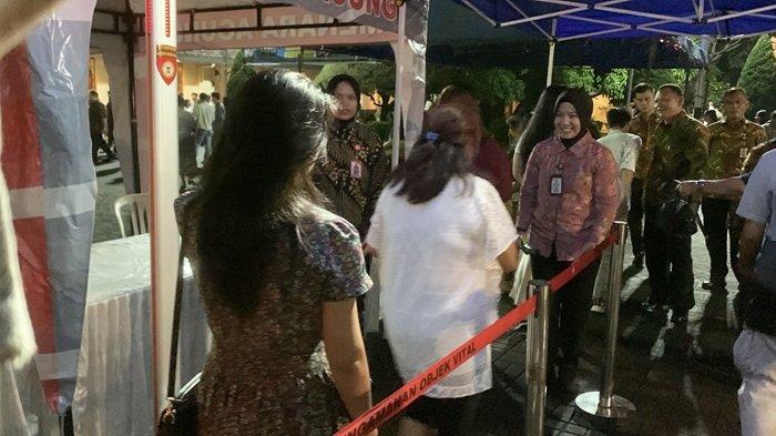 Suasana ibadah Malam Misa Natal berlangsung sederhana di Gereja Katedral Santa Theresia di Jalan Bundo Kanduang, Belakang Tangsi, Kecamatan Padang Barat, Kota Padang, Provinsi Sumatera Barat, Selasa (24/12/2024).