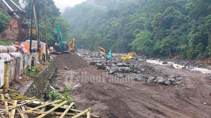 Sejumlah alat berat sedang mengerjakan perbaikan jalan Nasional Padang-Bukittinggi di Lembah Anai pasca hancur dihantam banjir lahar dingin, Kamis (16/5/2024).