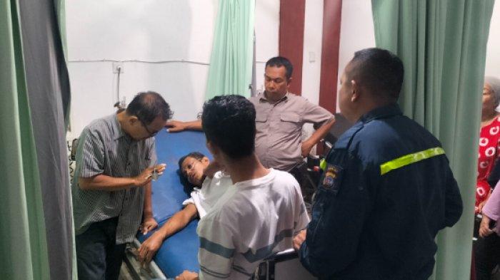 AYAH LINDAS ANAK - Sekretaris desa di Padusunan, Pariaman Timur, Kota Pariaman, Sumatera Barat, yang turut jadi korban anak lindas ayah saat dirawat di rumah sakit, Rabu (16/4/2025).