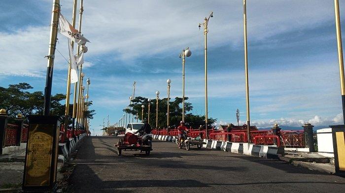 Suasana ruas jalan di atas jembatan Siti Nurbaya, Kota Padang, Provinsi Sumatera Barat (Sumbar). Foto diambil apda Kamis (28/10/2021) sore.