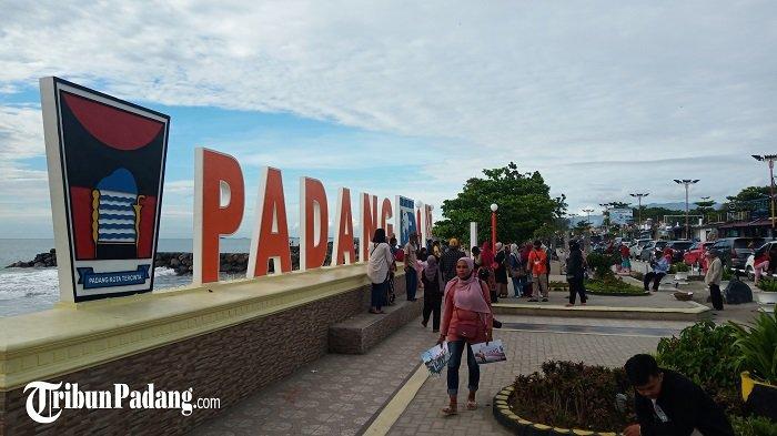 Suasana di pengunjung dalam rangka libur Natal dan tahun baru di Pantai Padang, Provinsi Sumbar pada Jumat (25/12/2020).