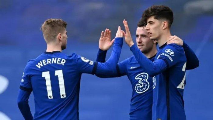 Tiga pemain Chelsea, Timo Werner, Kai Havertz dan Ben Chilwell sedang merayakan gol. Menjelang laga leg kedua Chelsea vs Real Madrid, Kai Havertz berpeluang main membela The Blues dengan modal brace di kompetisi domestik