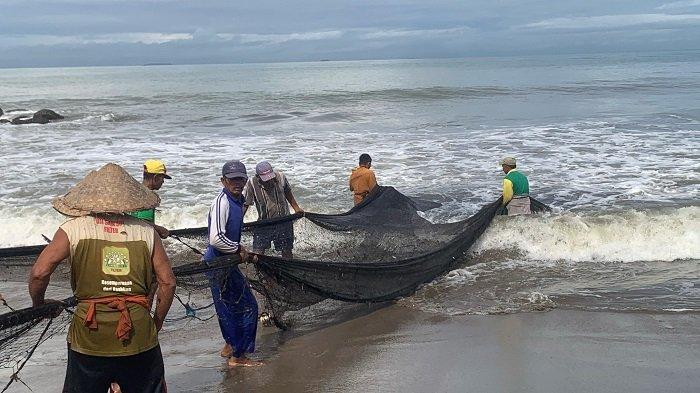 TRADISI MAELO PUKEK: Kelompok nelayan elo pukek pada saat menarik jaring di Jalan Samudera, Purus, Kecamatan Padang Barat, Kota Padang, Provinsi Sumatera Barat, Sabtu (8/3/2025). Hasil tangkapan sangat sedikit, dan lebih banyak sampah.