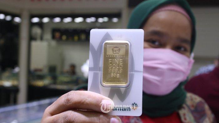 HARGA EMAS ANTAM - Pedagang logam mulia menunjukan emas batangan Antam di Cikino Gold Center, Jakarta Pusat, Selasa (28/7/2020). 
