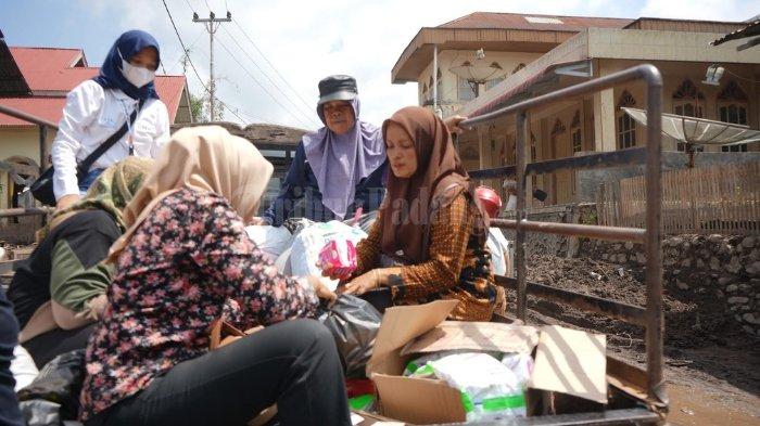 Warga Talawi Sawahlunto, menyalurkan bantuan langsung ke warga terdampak banjir lahar dingin di Parambahan, limo kaum tanah datar, Minggu (19/5/2024).