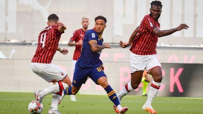 Winger AS Roma, Justin Kluivert, mendapat pengawalan ketat dari dua pemain AC Milan, Ismael Bennacer dan Franck Kessie pada laga pekan ke-28 di Stadion San Siro, Minggu (28/6/2020).    