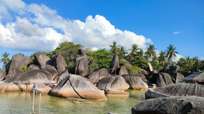 Satu di antara destinasi wisata tersebut adalah Alif Stone Park. Obyek wisata yang satu ini terbilang unik. Sesuai dengan namanya 'Alif Stone Park', di sana terdapat bongkahan batu granit raksasa yang menyerupai huruf alif dalam huruf Hijaiyah.