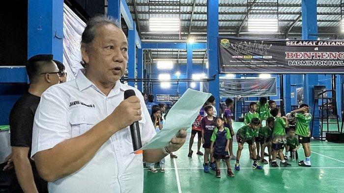 Sekretaris Umum Pengprov PBSI Sumbar Chandra Anggriawan menyampaikan sambutannya pada Kejuaraan provinsi (Kejurprov) bulutangkis PBSI Sumatera Barat (Sumbar) 2024, bertempat di Benteng Badminton Hall Kota Padang, Rabu (2/10/2024).