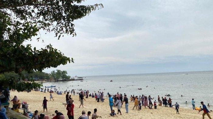Pantai Pelawan di Desa Pangke Barat, Kabupaten Karimun Kepulauan Riau.