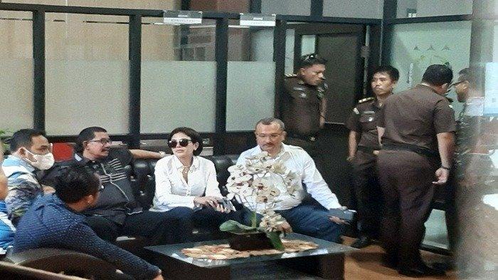 ANAK NIKITA MIRZANI - Tersangka kasus pencemaran nama baik Nikita Mirzani diserahkan dari penyidik Polresta Serang Kota ke Kejaksaan Negeri Serang. Dua anak Nikita Mirzani hingga kini tak tahu ibunya dipenjara