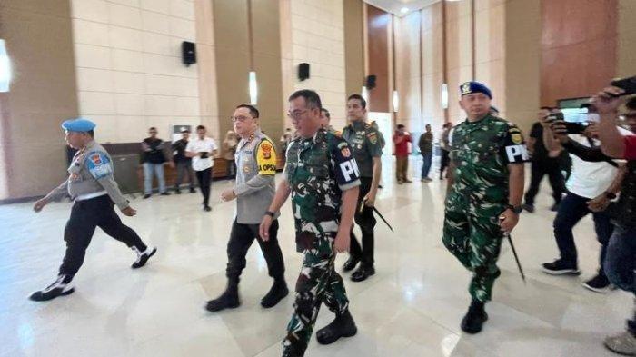 TERSANGKA SABUNG AYAM - Kapolda Lampung Irjen Pol Helmy Santika bersama Penjabat (Pj) Danpuspom TNI Mayor Jenderal TNI Eka Wijaya Permana hadir di GSG Mapolda Lampung untuk melakukan konferensi pers, Selasa (25/3/2/2025). Akhirnya 2 oknum TNI tembak polisi di Way Kanan ditetapkan tersangka