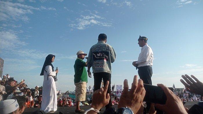 Hermansyah (45) seorang pengemudi getek di Sungai Musi (kaos hijau) dan Maimunah (48), seorang ibu rumah tangga di Palembang yang mengeluh kepada Capres Anies Baswedan