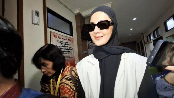 BUKTI PAULA DIPERTANYAKAN - Potret Paula Verhoeven saat datang di Pengadilan Agama Jakarta Selatan, Rabu (19/2/2025). 3 kesalahan fatal Paula Verhoven usai ngaku di-KDRT Baim, keberadaan bukti visum dicari.