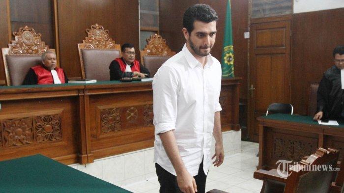 FACHRI ALBAR NARKOBA - Aktor Fachri Albar di Pengadilan Negeri (PN) Jakarta Selatan, Selasa (5/6/2018). Terbaru Fachri Albar ditangkap polisi terkait kasus narkoba pada Minggu (20/4/2025) malam. 3 jejak kasus Fachri Albar tersandung narkoba