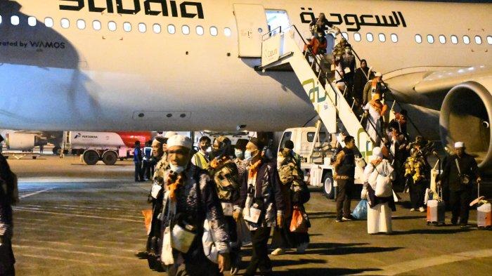 JEMAAH HAJI PULANG - Sebanyak 367 jemaah haji Kloter 12 Debarkasi Palembang tiba di Tanah Air, Kamis (26/06/2025) malam.