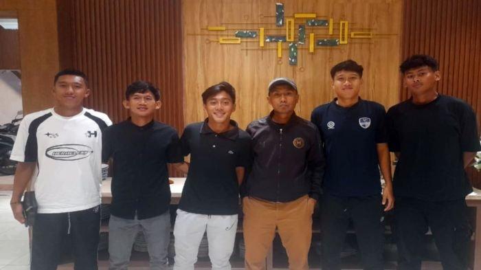 5 Pemain Maung Anom yang didatangkan ke Palembang membawa misi penyelamatan Sriwijaya FC, berpose dengan pelatih Cipta Adikodrati, Jumat (3/1/2025) malam.