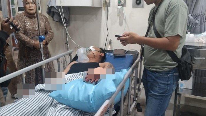 TERBARING DI RUMAH SAKIT - Ahmad Handa (30) calon pengantin pria yang dibacok dan diancam pistol oleh sejumlah pria saat hendak melangsungkan akad dan resepsi pernikahan di Jalan Panca Usaha, Kecamatan Seberang Ulu I dirawat di Rumah Sakit BARI Palembang dan ditanyai oleh anggota polisi, Minggu (11/5/2025). Korban menyebut pelaku diduga ada dendam lama dengannya.