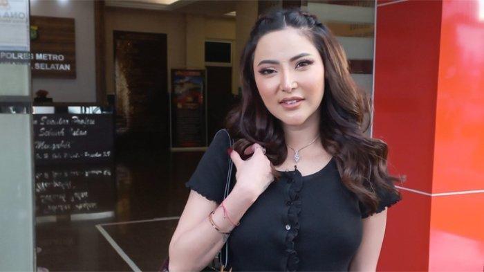 AIB AYU AULIA - Ayu Aulia ketika ditemui di Polres Metro Jakarta Selatan, Rabu (23/3/2022). Aib Ayu Aulia dikuliti Lisa Mariana.