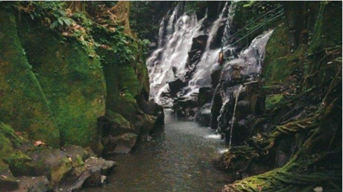 TEMPAT WISATA - Air Terjun Kanto Lampo. Bali menyimpan air terjun menawan. Keistimewaan tempat wisata di Bali ini terletak pada susunan batu hitam yang dialiri air deras.