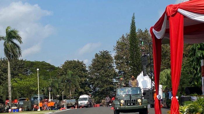 Menteri Koordinator (Menko) Bidang Perekonomian RI Airlangga Hartarto, saat menghadiri Apel dan Simulasi Kebakaran Hutan dan Lahan (Karhutla) Provinsi Sumatera Selatan (Sumsel) yang di gelar di Halaman Griya Agung, Sabtu (20/7/2024)