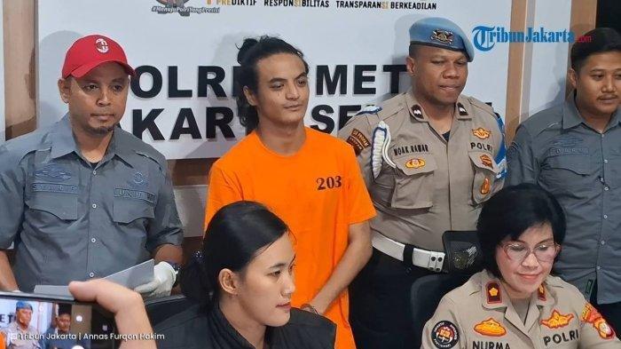 CENGENGESAN VADEL - Vadel Badjideh mengenakan baju tahanan setelah ditetapkan sebagai tersangka saat dihadirkan dalam jumpa pers pengungkapan kasus dugaan pencabulan di Polres Metro Jakarta Selatan, Jumat (14/2/2025). Akal Bulus Vadel Badjideh Rayu Lolly hingga Hamil Terungkap, Anak Nikita Terperdaya Janji Manis Ini.