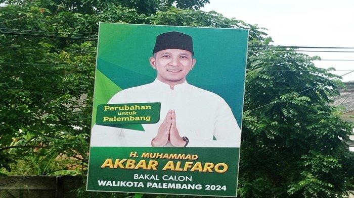 Baliho alat peraga kampanye Bakal Calon Walikota Palembang 2024, H Muhammad Akbar Alfaro B Bus MM di jalan protokol Palembang, Kamis (6/7/2023)