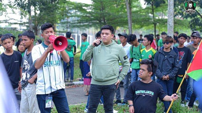 Ketua Harian Singa Mania M Marwan berorasi didampingi Korlap Rocky pada laga Sriwijaya FC melawan Persiraja Banda Aceh di luar Stadion Gelora Sriwijaya Jakabaring Palembang, Senin (13/11/2023).