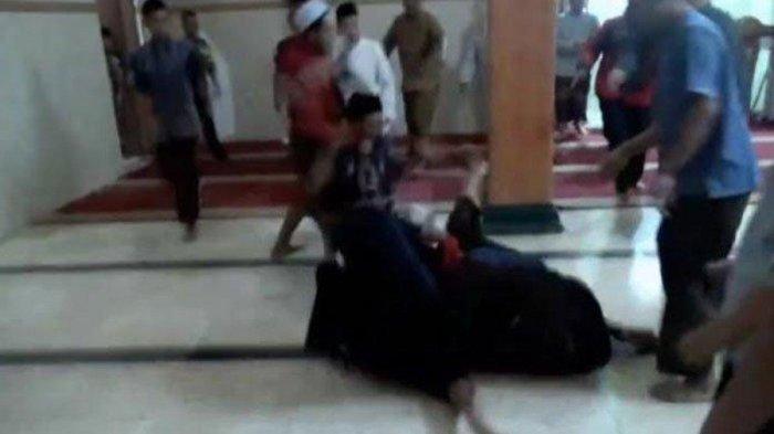 Aksi kekerasan di dalam Masjid Al Muttaqun Kelurahan Manisrenggo, Kota Kediri yang terjadi akibat dualisme Takmir Masjid, Rabu (13/12/2023) malam.