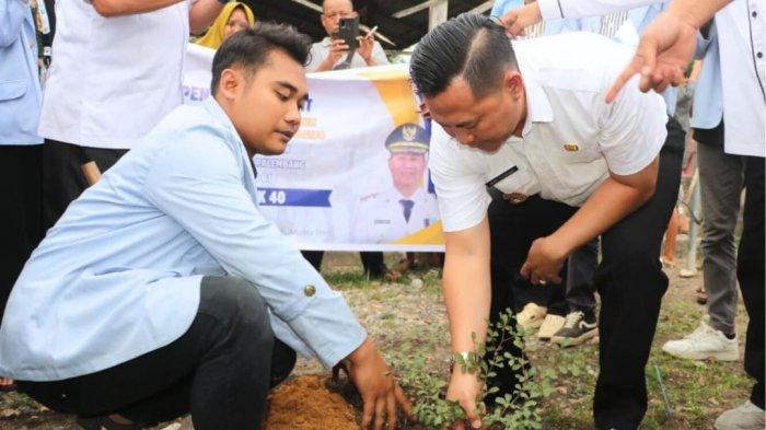 Aksi tanam pohon bersama mahasiswa Kuliah Kerja Nyata (KKN) Universitas Islam Negeri (UIN) Raden Fatah Palembang tepatnya di Desa Alai, Kecamatan Lembak, Kabupaten Muara Enim, Rabu (11/9/2024).