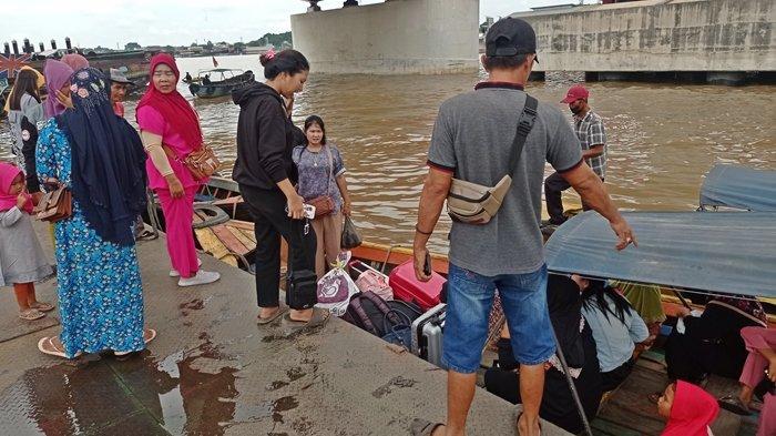 Aktivitas angkutan Sungai Musi di bawah Jembatan Ampera pada hari Senin (11/12/2023). Sekali menyeberang tarifnya Rp 5.000 per orang.