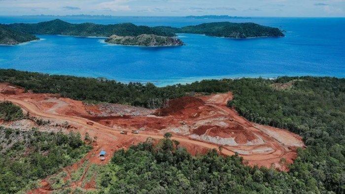 TAMBANG DI RAJA AMPAT - Aktivitas tambang nikel di Pulau Gag, Raja Ampat, jadi sorotan tajam! Kementerian ESDM mulai evaluasi, tapi Jatam kritik: langkah ini tak cukup, izin tambang harus dicabut permanen! Jangan biarkan warisan dunia ini rusak! 


Artikel ini telah tayang di Tribungorontalo.com dengan judul Jatam Kritik Pembekuan Tambang Nikel Raja Ampat, Sebut Bukan Solusi Permanen Hanya Redakan Publik, https://gorontalo.tribunnews.com/2025/06/07/jatam-kritik-pembekuan-tambang-nikel-raja-ampat-sebut-bukan-solusi-permanen-hanya-redakan-publik.