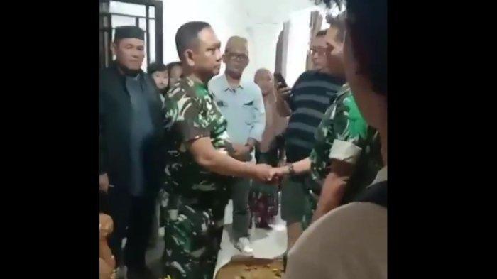 STATUS OKNUM TNI - Penampilan Kopka (Kopral Kepala) Basar saat ditangkap Polisi Militer (PM) usai menembak tiga anggota Polisi di Way Kanan, Lampung Selasa (18/3/2025). Alasan 2 oknum TNI tembak 3 polisi Way Kanan belum jadi tersangka